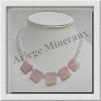 QUARTZ ROSE - Collier Compos - 5 Carrs 20x20 mm et Perles 6 mm en dgrad - 48 cm - M009
